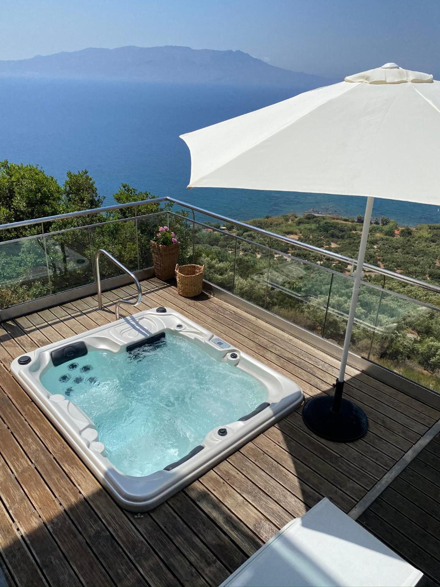 Beachfront Ravdoucha Epavlis Eleni Villa - Pool, Hot Tub, Gym, Sauna, Private Parking, Wifi La Canée Extérieur photo